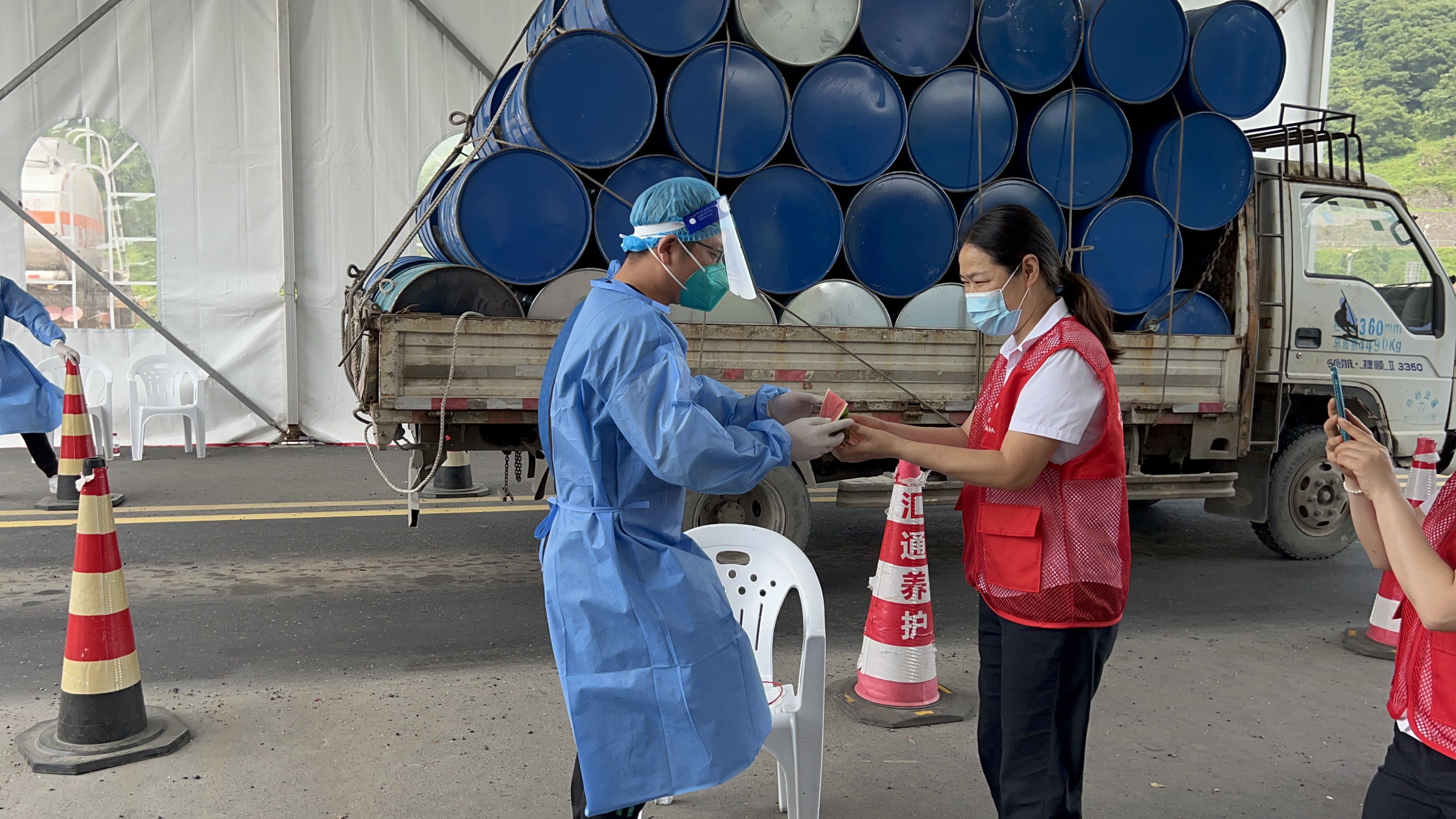 1654849298423096.jpg 周戰(zhàn)送西瓜給防疫人員徐蘇蘇攝.jpg